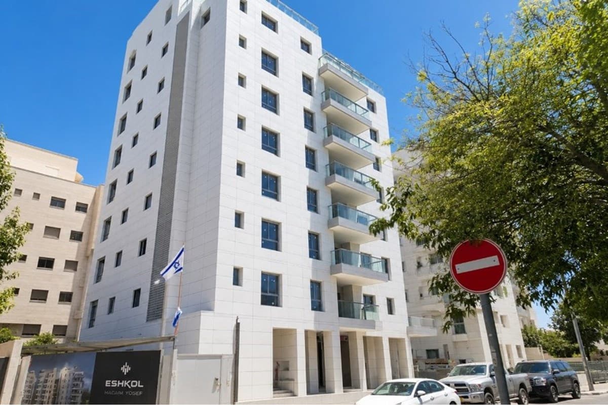 דירת 4 חד' מרווחת עם חניה מחסן וממ"ד! — 7