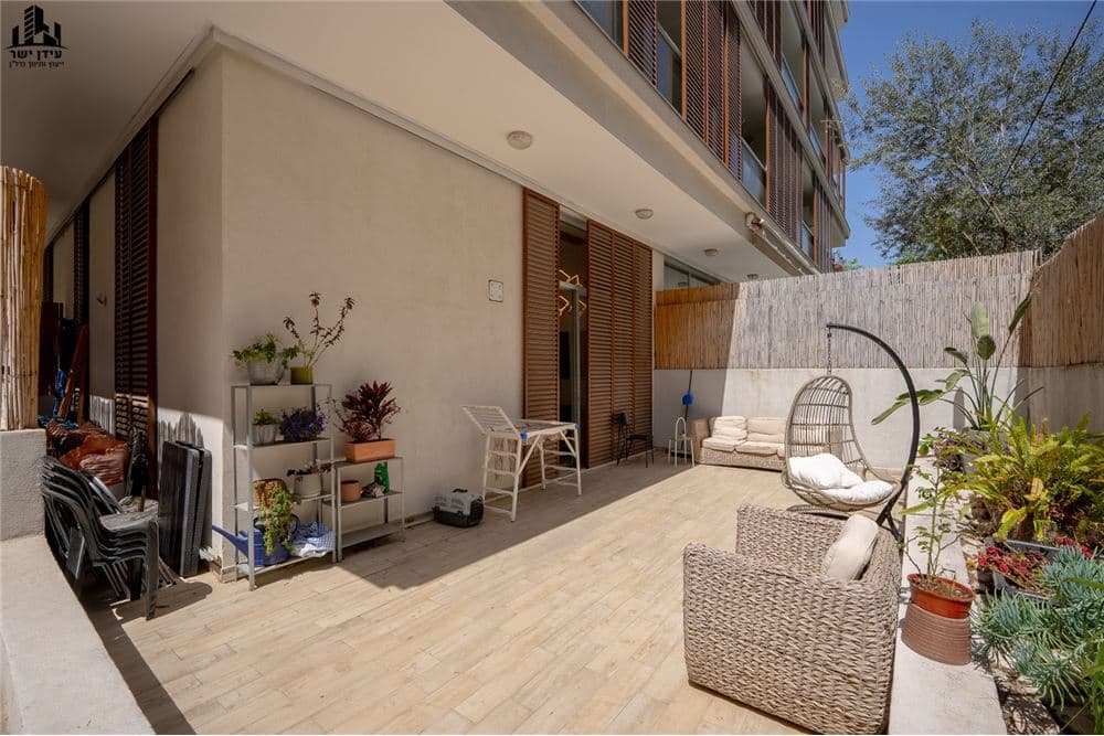 דירת גן נדירה עם חצר ענקית במיקום הכי מבוקש בעיר! — 10