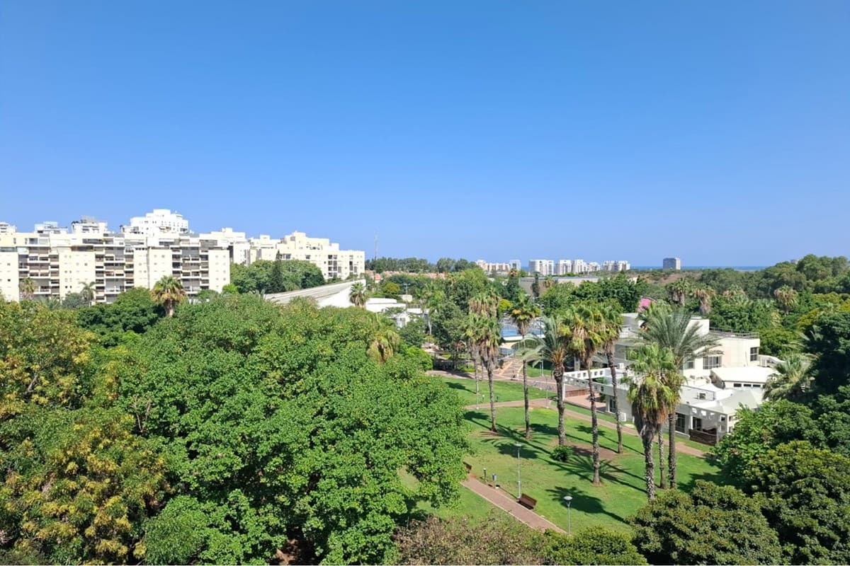 דירת 4 חדרים מרווחת עם מרפסת, חניה ומקלט! — 4