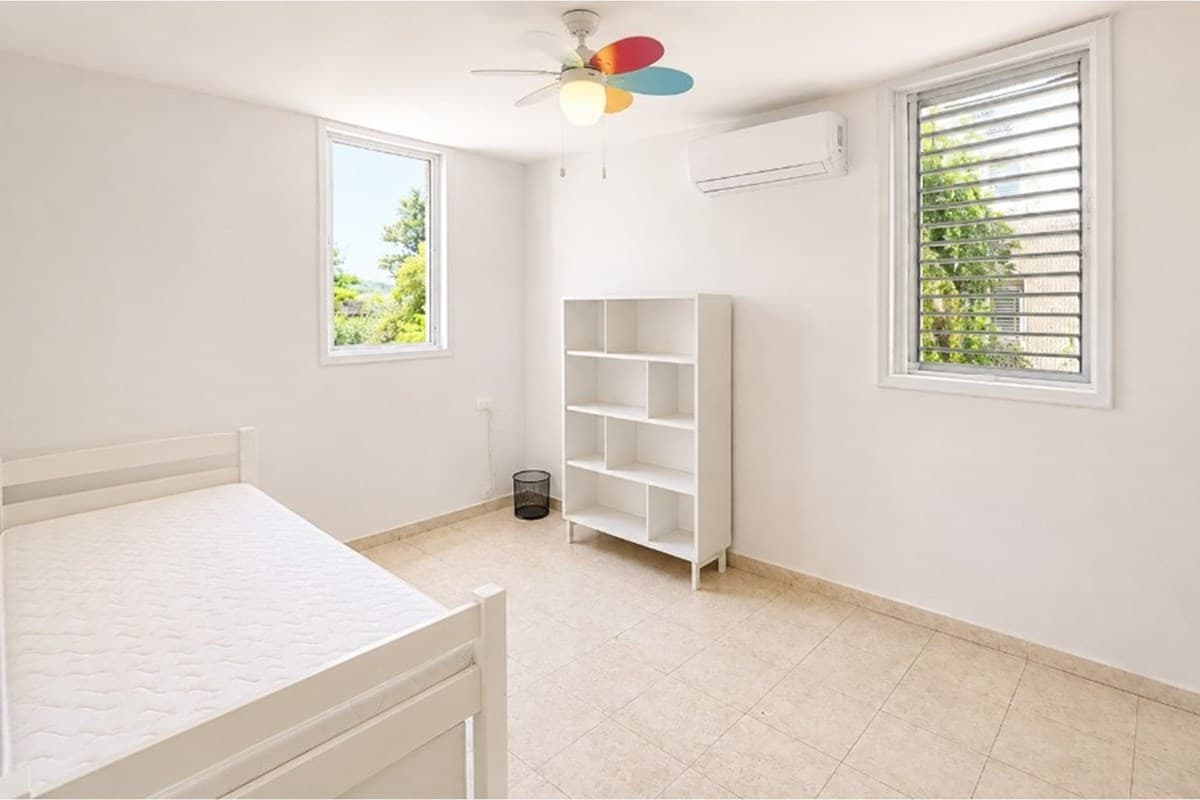 דירת 5 חדרים ענקית עם חניה ומקלט! — 2