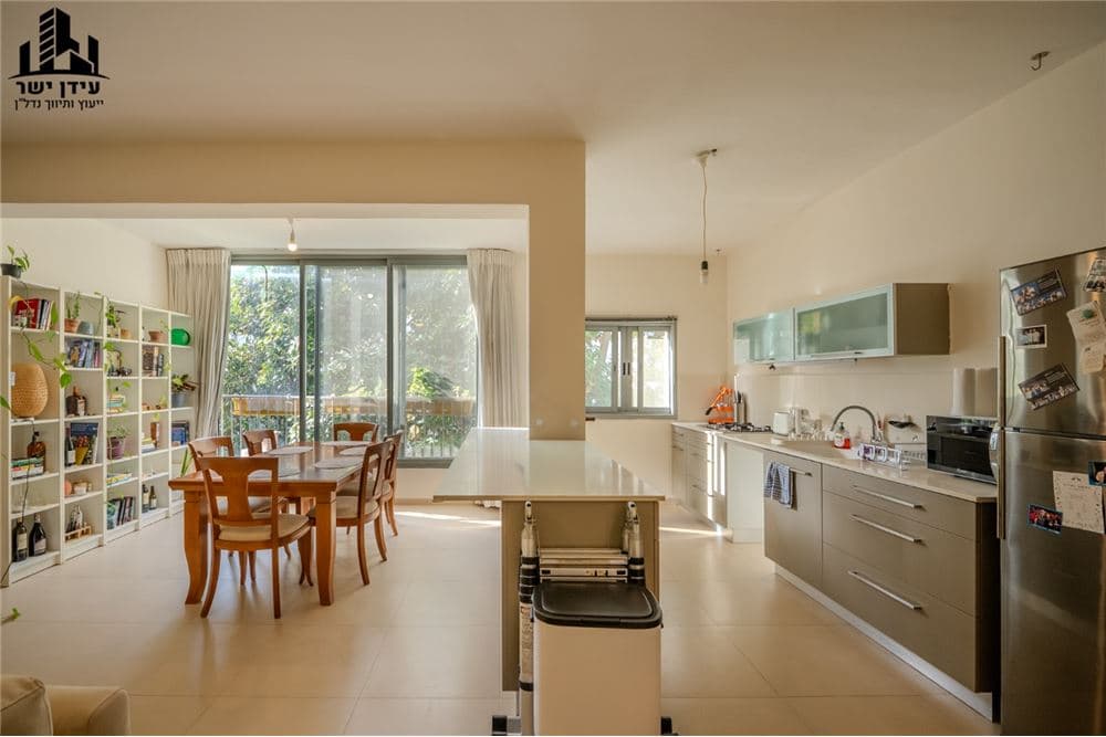 באזור מבוקש דירה משופצת בשלבי פינוי בינוי! — 2