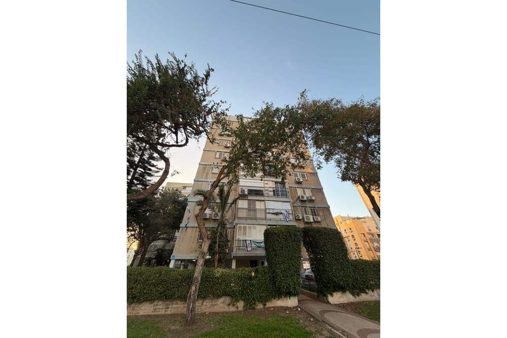 דירה מרווחת עם פוטנציאל להתחדשות עירונית! — 11