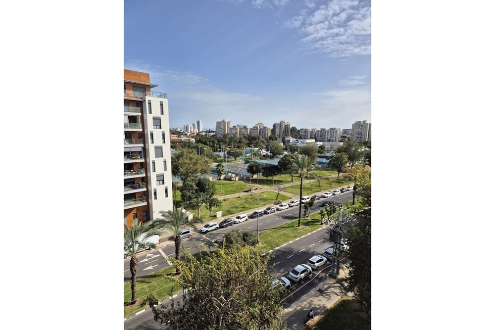 דירה מרווחת עם פוטנציאל להתחדשות עירונית! — 12