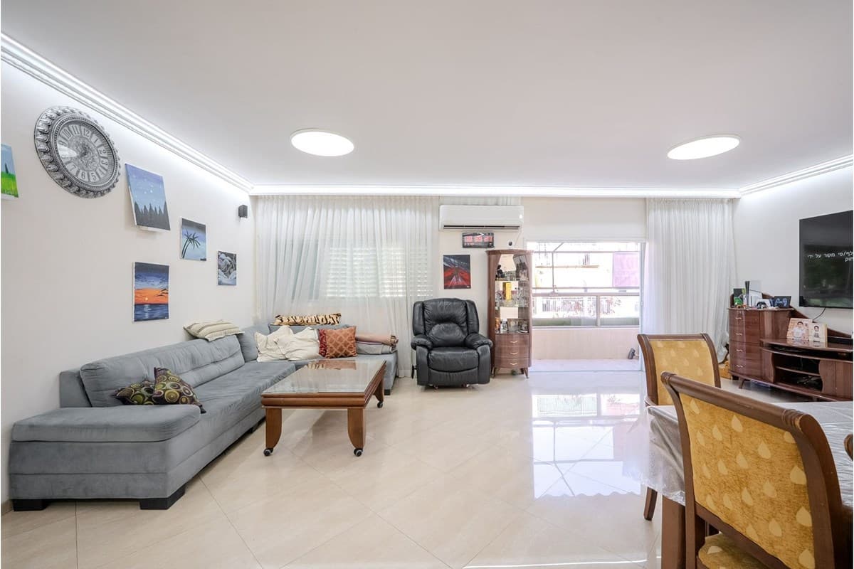 דירת 4 חד' מרווחת עם ממ"ד, חניה ומחסן! — 3