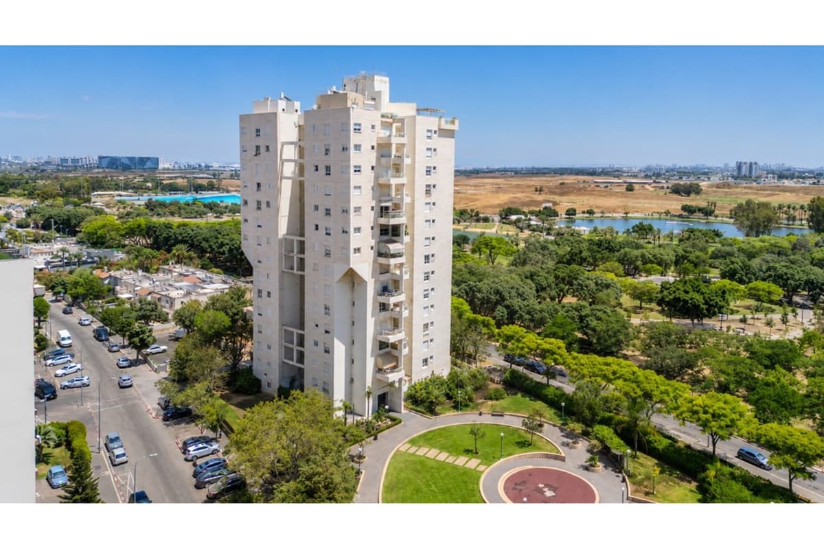 3.5 חד' עם מרפסת לנוף ירוק ופתוח, חנייה וממ"ד!