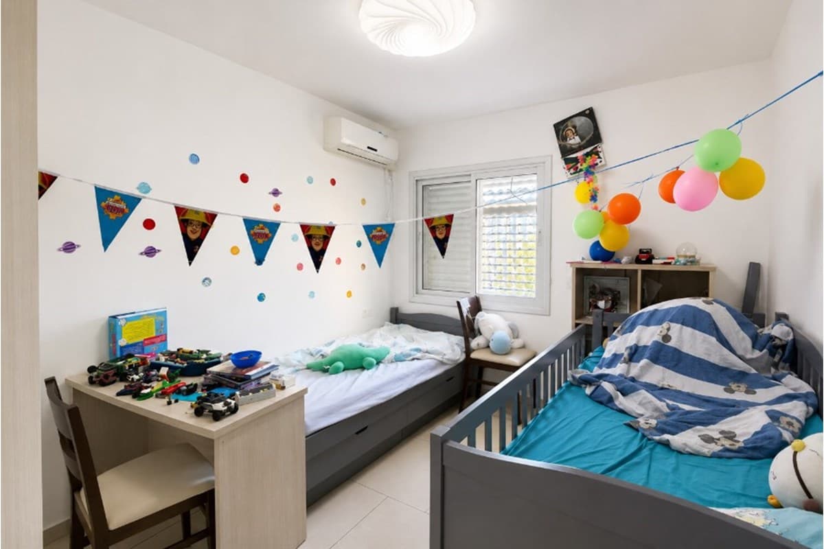 דירת 5 חד' משופצת עם מקלט וחניה משותפת! — 5