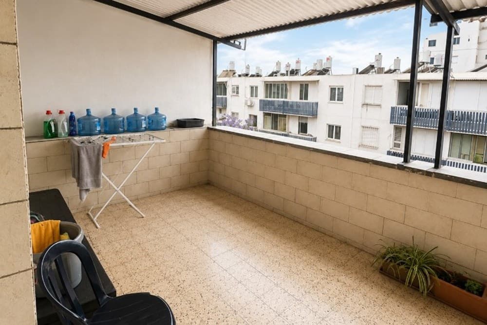 להשכרה דירה מרווחת עם מרפסת ומקלט בבניין!