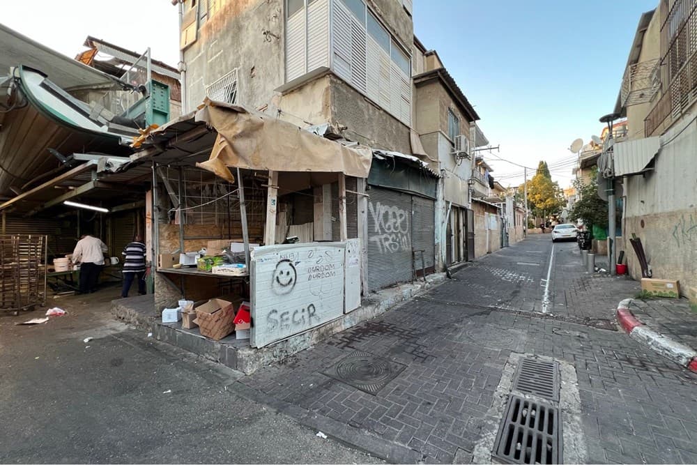 למכירה 4 חנויות בשוק התקווה במיקום מנצח ומרכזי! — 4