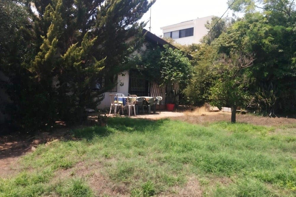 מגרש עם זכויות בנייה בשכונת הדר יוסף!