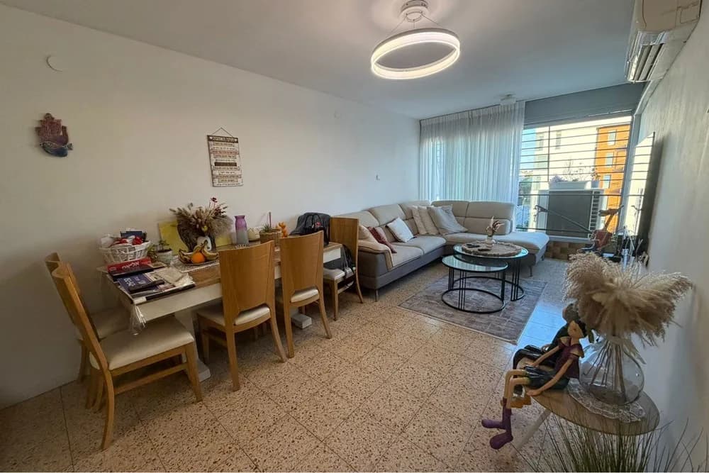דירה מרווחת עם פוטנציאל להתחדשות עירונית!