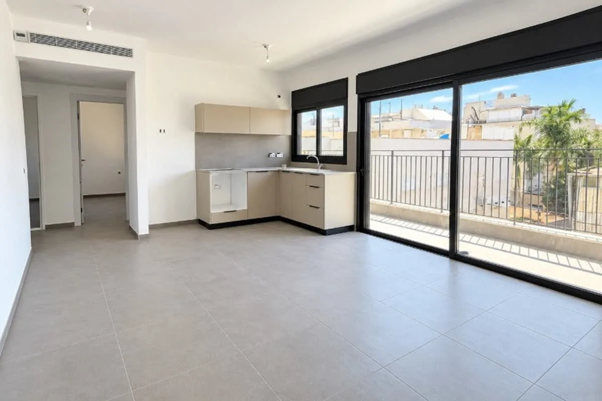דירת 3.5 חד' חדשה ומרווחת עם מרפסת וממ"ד.