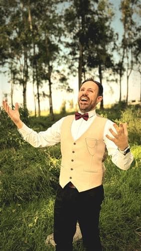 חֲמִישִׁי שָׂמֵחַ- משירי החג לשירי הלב