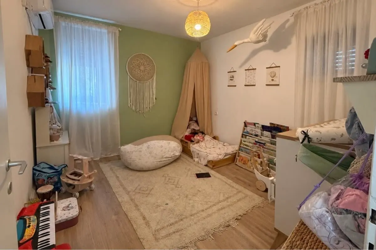 דירת 4 חד' מרווחת עם מרפסת וממ"ד!