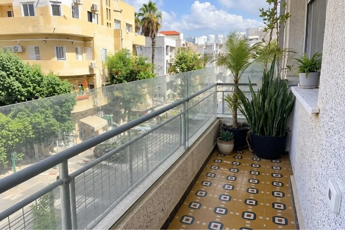 דירת 2 חד' עם מרפסת וממ"ק!