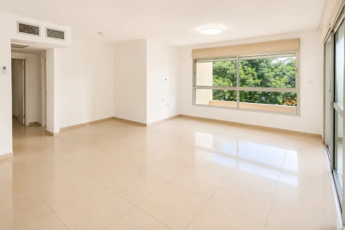 דירת 4 חד' עם מרפסת ענקית, ממ"ד, מחסן וחניה!