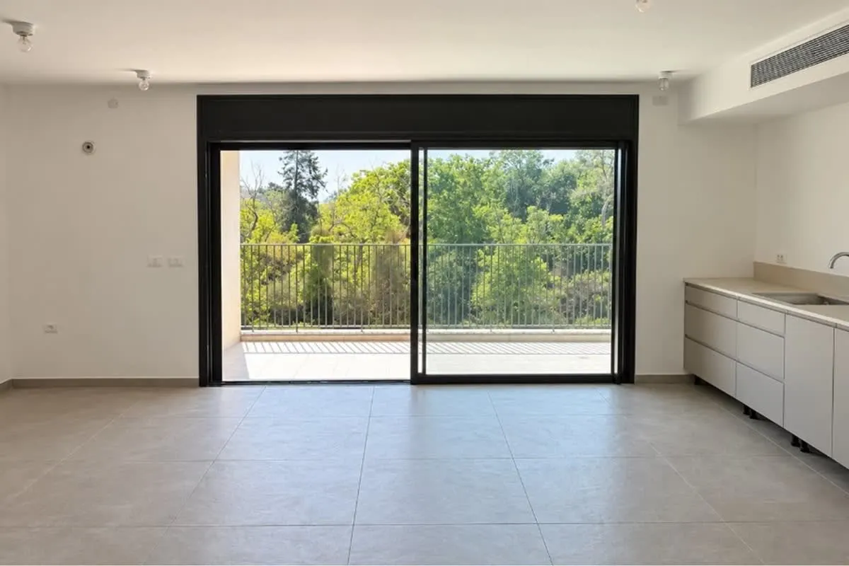 דירת 4.5 חד' עם מרפסת, ממ"ד, מחסן וחניה!