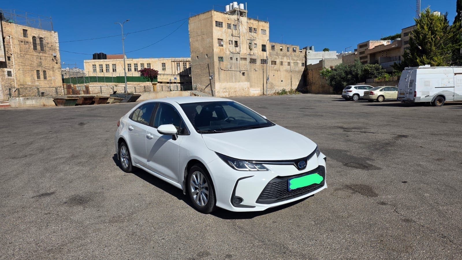 טויוטה קורולה היברידית Sun 2023 – לבנה, 92,000 ק"מ