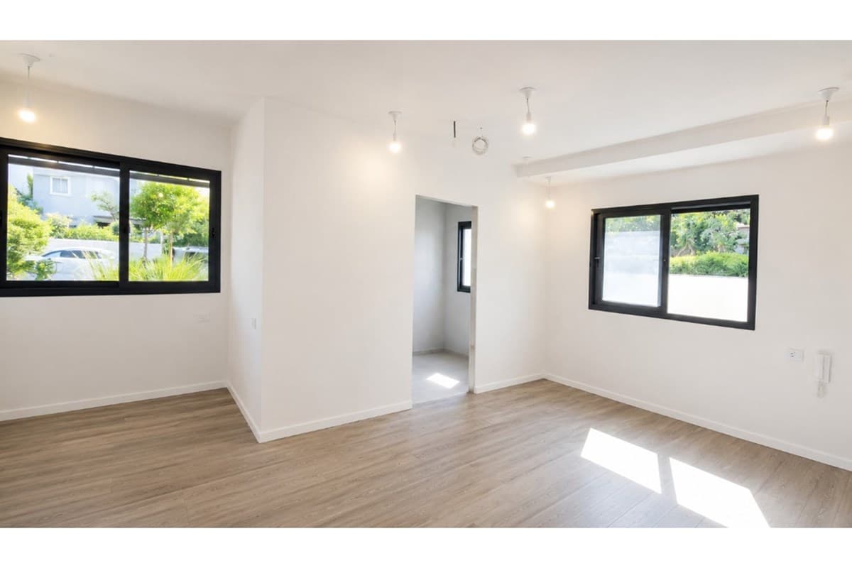 דירת גן ייחודית בשכונת נאות אפקה המבוקשת!