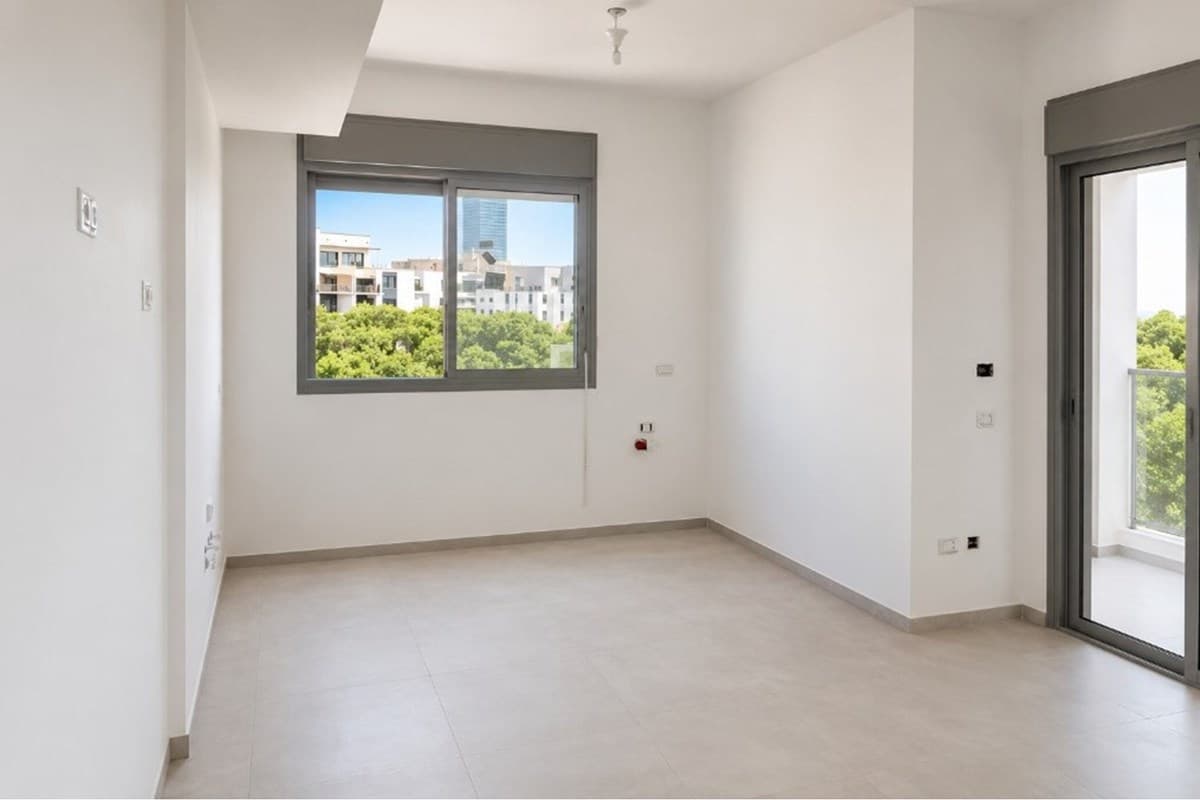דירת 4 חד' מרווחת עם חניה מחסן וממ"ד!