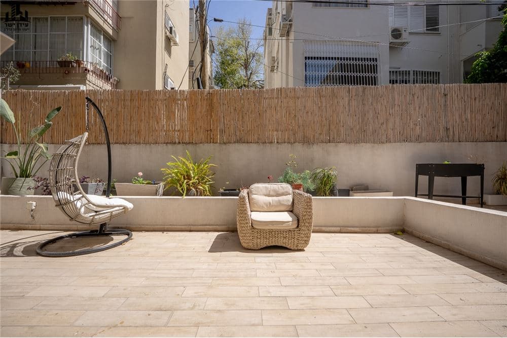 דירת גן נדירה עם חצר ענקית במיקום הכי מבוקש בעיר!