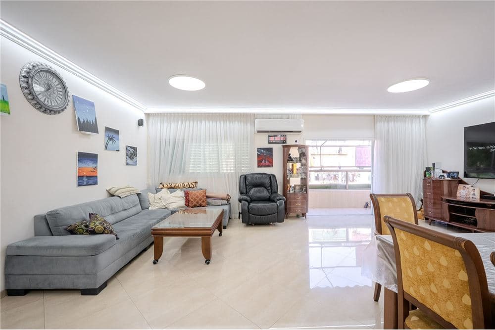 דירת 5 חד' מרווחת עם ממ"ד, חניה ומחסן!